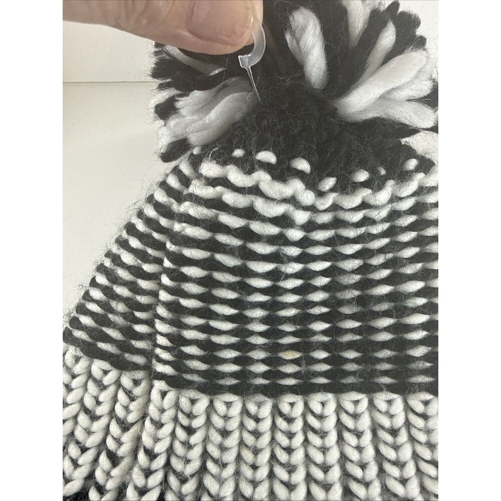 Akira Chicago Beanie Cap Red Label Hat Winter Black White Cable Knit New - Picture 6 of 6
